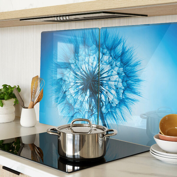 Snijplanken van glas Paardenbloem op een blauwe achtergrond