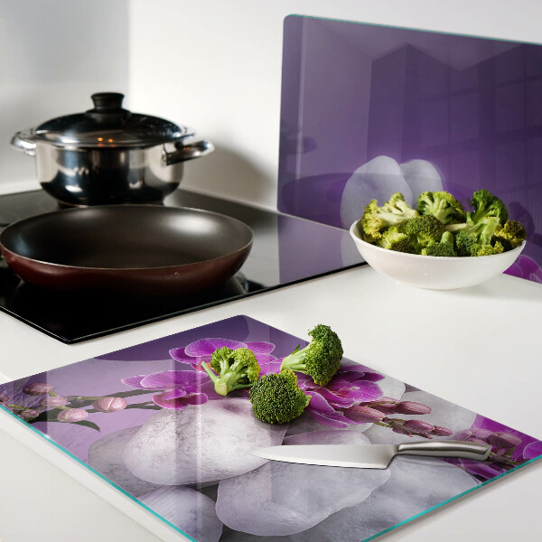 Snijplanken glas Orchideeën op een achtergrond van stenen.