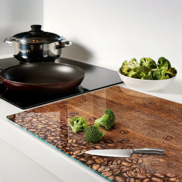 Szklana deska do krojenia Ziarna kawy na drewnianym tle