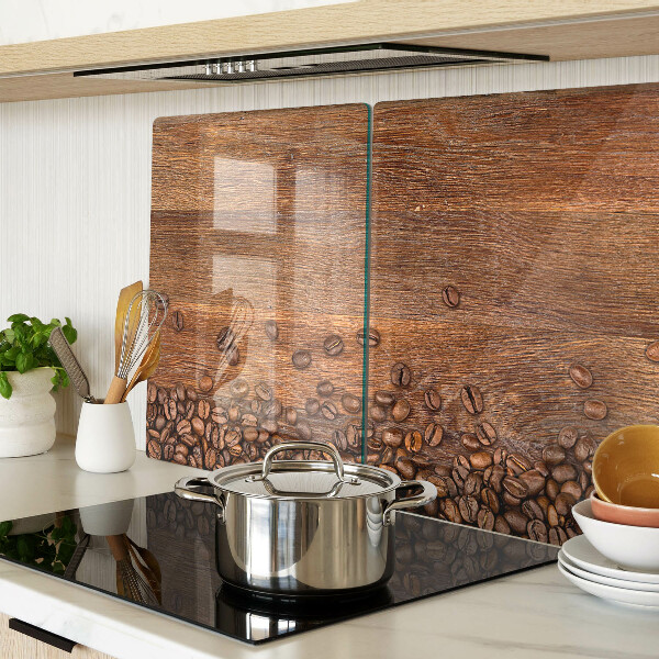 Szklana deska do krojenia Ziarna kawy na drewnianym tle