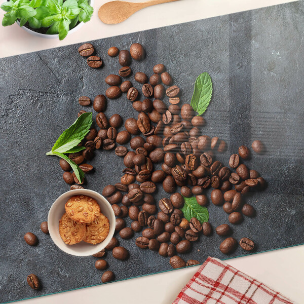 Snijplanken van glas Koffiebonen op een stenen achtergrond