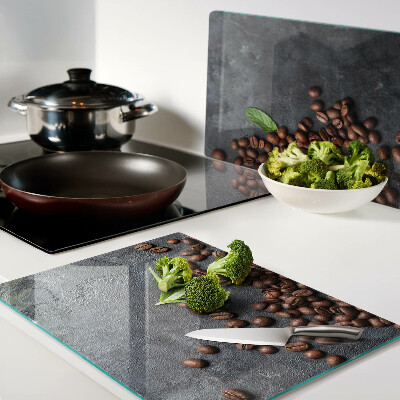 Snijplanken van glas Koffiebonen op een stenen achtergrond