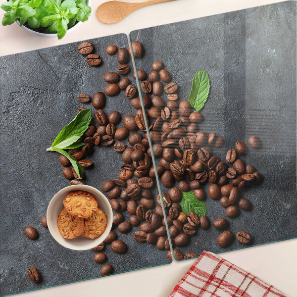 Snijplanken van glas Koffiebonen op een stenen achtergrond