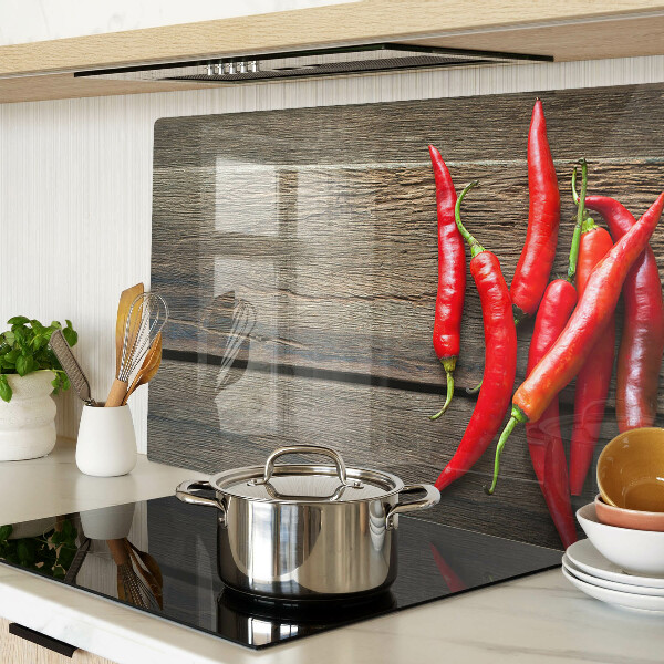 Glazen snijplanken Chilipepers op een houten achtergrond