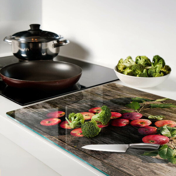 Snijplanken van glas Appels op een houten achtergrond