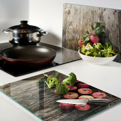 Snijplanken van glas Appels op een houten achtergrond