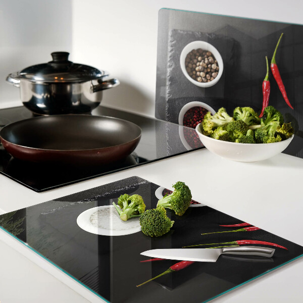 Szklana deska do krojenia Przyprawy i czerwone papryczki