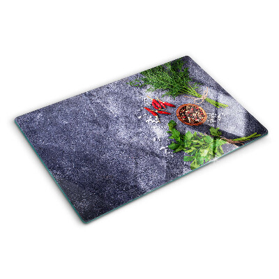 Glazen snijplanken Kruiden en specerijen op een stenen achtergrond