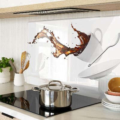 Szklana deska do krojenia Kawa i rozpryskujący się napój