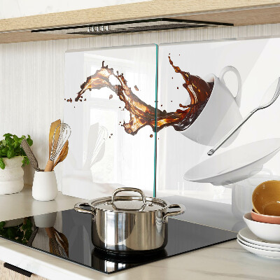 Szklana deska do krojenia Kawa i rozpryskujący się napój