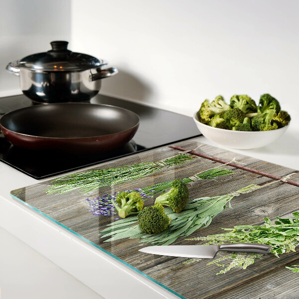 Snijplanken van glas Kruiden op een houten achtergrond