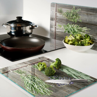 Snijplanken van glas Kruiden op een houten achtergrond