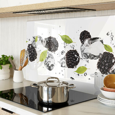 Snijplanken van glas Frambozen met blaadjes en waterdruppels