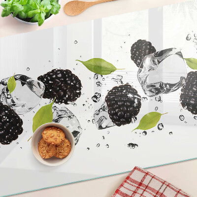 Snijplanken van glas Frambozen met blaadjes en waterdruppels