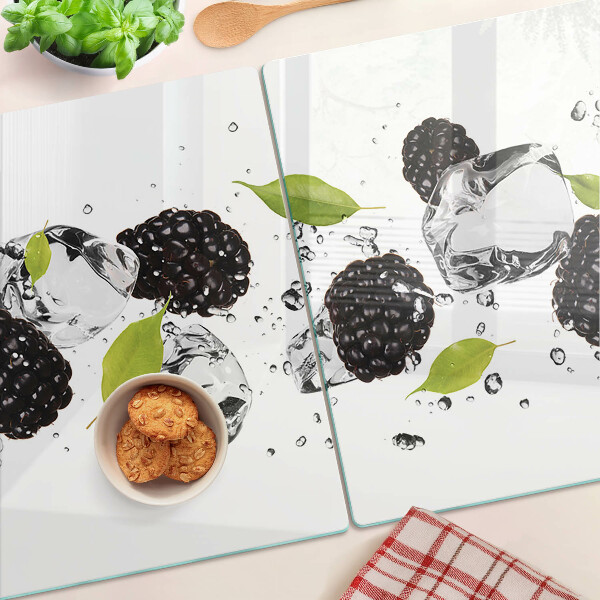 Snijplanken van glas Frambozen met blaadjes en waterdruppels