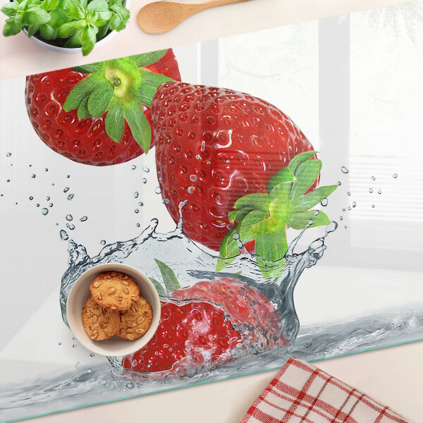 Snijplanken van glas Aardbeien in water