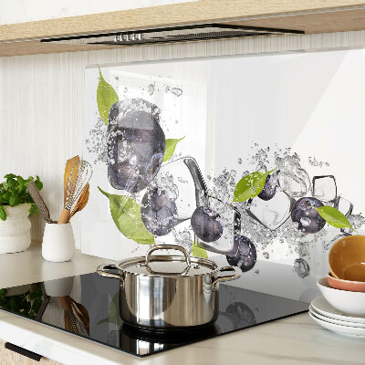 Snijplanken glas Pruimen in water met bladeren