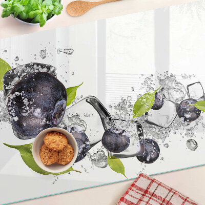 Snijplanken glas Pruimen in water met bladeren