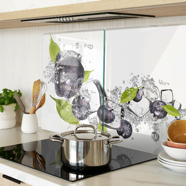 Snijplanken glas Pruimen in water met bladeren