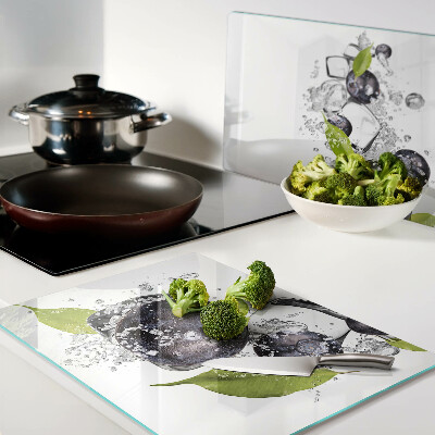 Snijplanken glas Pruimen in water met bladeren