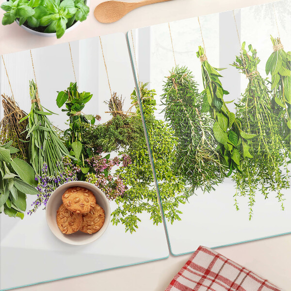 Snijplanken van glas Kruiden hangen aan een touwtje
