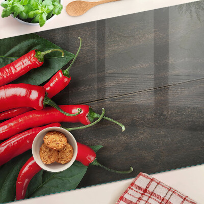 Szklana deska do krojenia Papryczki chili na tle drewnianym