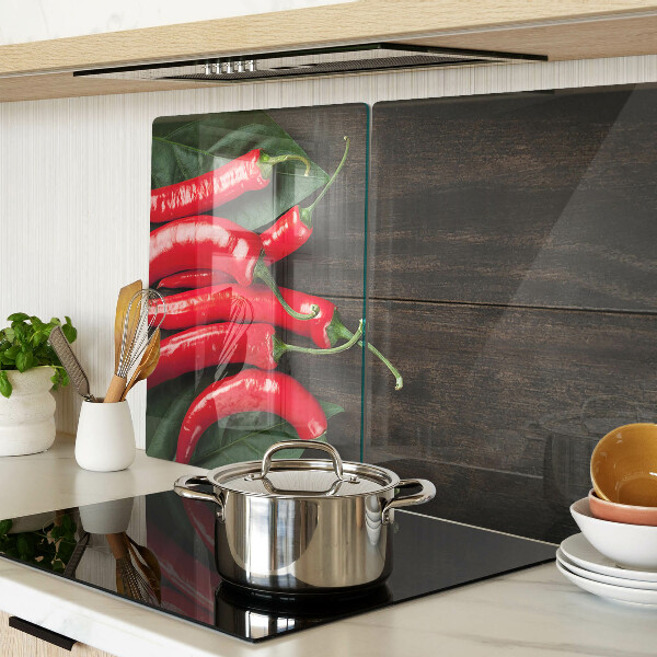 Snijplanken van glas Chilipepers op een houten achtergrond