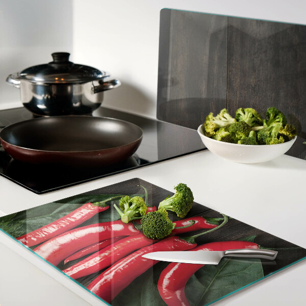 Snijplanken van glas Chilipepers op een houten achtergrond