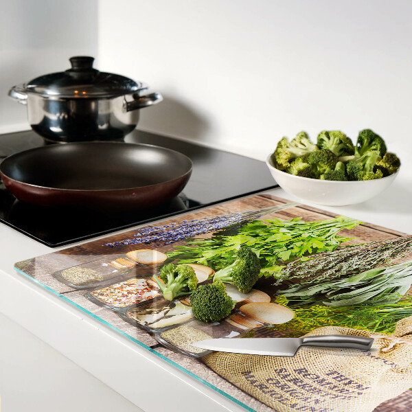 Szklana deska do krojenia Zioła i przyprawy na tle drewna