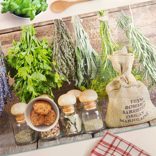 Snijplanken van glas Kruiden en specerijen op een houten achtergrond