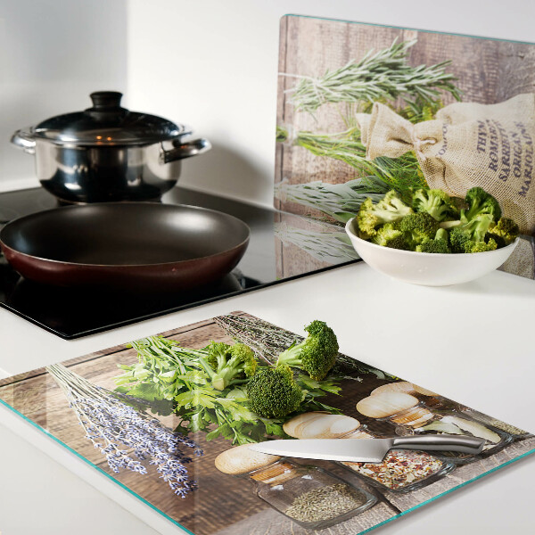 Snijplanken van glas Kruiden en specerijen op een houten achtergrond