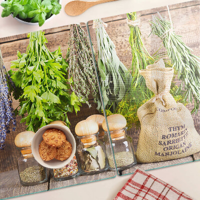 Snijplanken van glas Kruiden en specerijen op een houten achtergrond