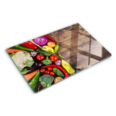 Snijplanken van glas Groenten op een houten achtergrond