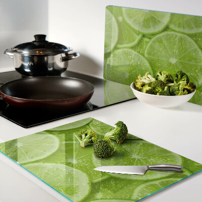 Snijplanken glas Limoenschijfjes op een groene achtergrond