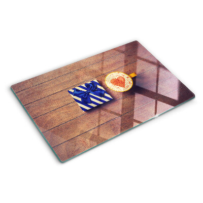 Glazen snijplanken Een cadeautje met een hartje op een beker.