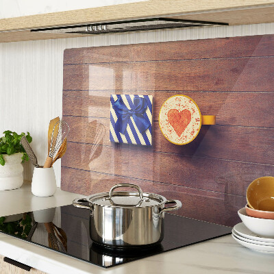 Glazen snijplanken Een cadeautje met een hartje op een beker.