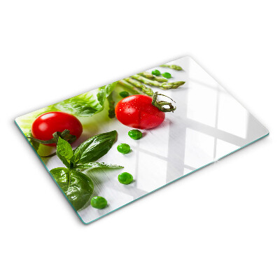 Snijplanken glas Groenten op een wit aanrecht.