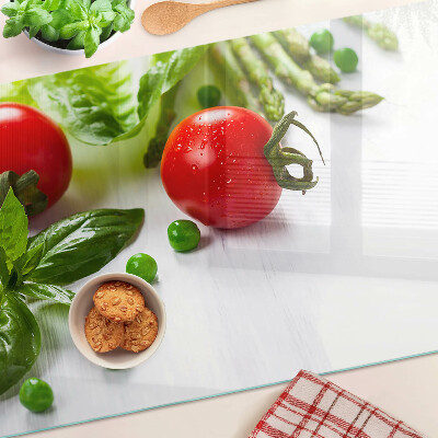 Szklana deska do krojenia Warzywa na tle białego blatu