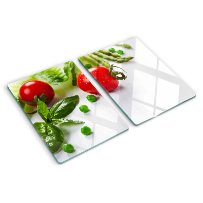 Snijplanken glas Groenten op een wit aanrecht.