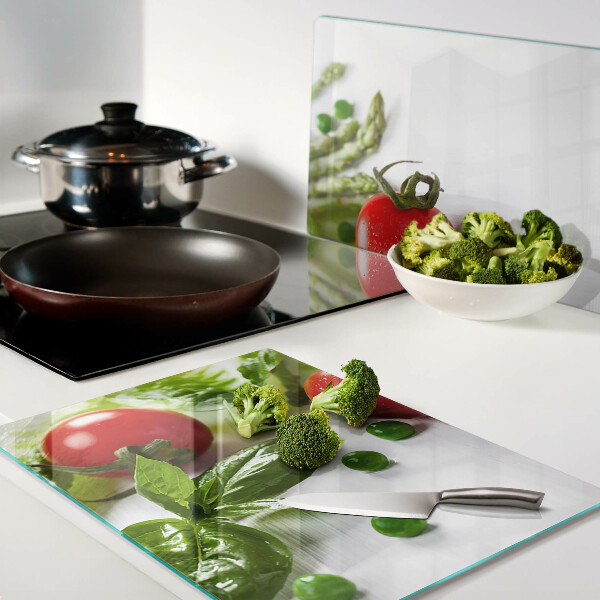 Szklana deska do krojenia Warzywa na tle białego blatu