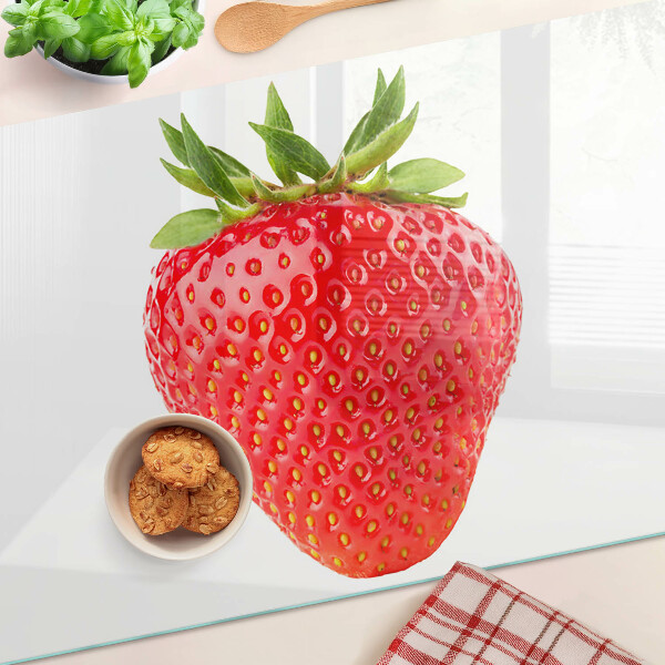 Szklana deska do krojenia Truskawka na tle białym