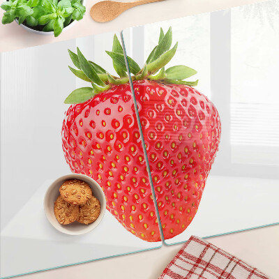 Szklana deska do krojenia Truskawka na tle białym