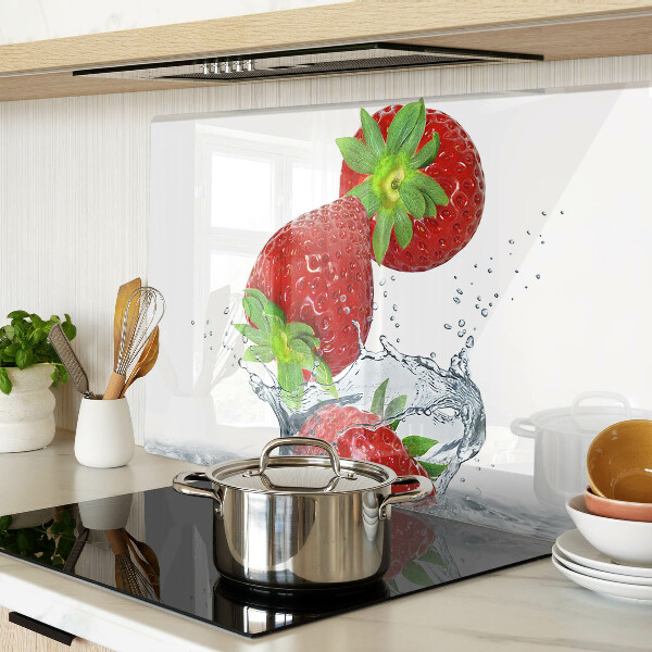 Snijplanken van glas Aardbeien in water