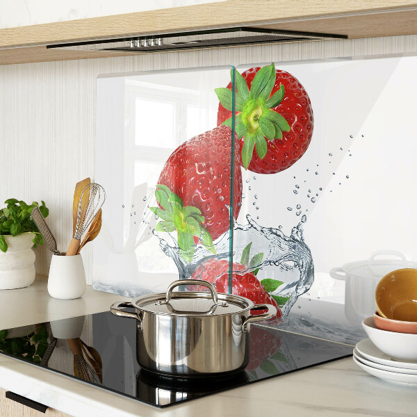 Snijplanken van glas Aardbeien in water