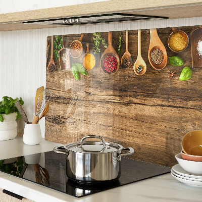 Szklana deska do krojenia Przyprawy i zioła na drewnianym tle