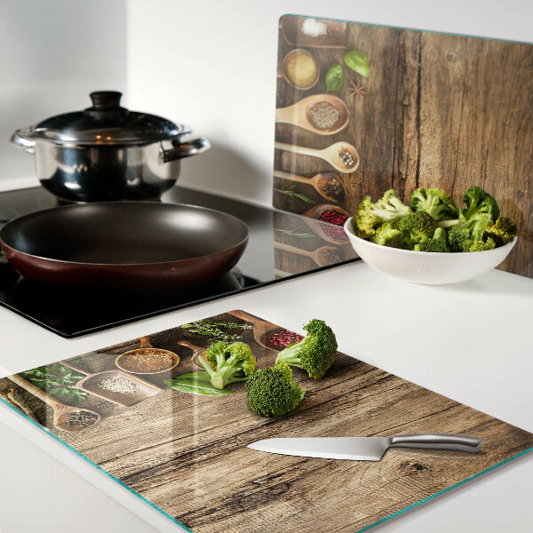 Szklana deska do krojenia Przyprawy i zioła na drewnianym tle