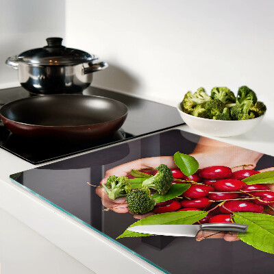 Szklana deska do krojenia Czerwone wiśnie w dłoniach