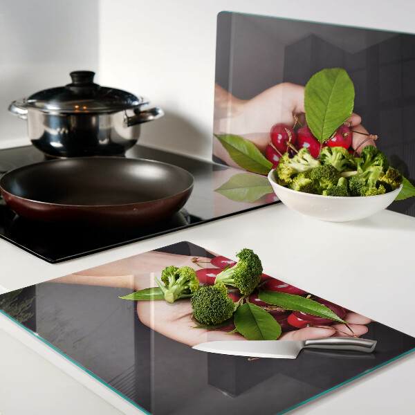 Szklana deska do krojenia Czerwone wiśnie w dłoniach