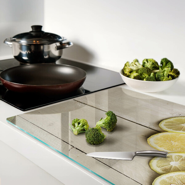 Szklana deska do krojenia Plastry cytryny na drewnianym tle