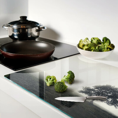 Szklana deska do krojenia Drzewo w mglistym krajobrazie